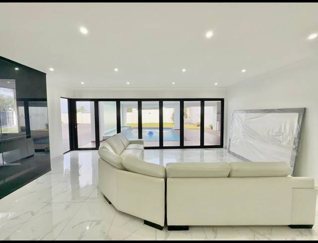 5 BEDROOM FREEHOLD FOR SALE IN UMHLANGA CENTRAL